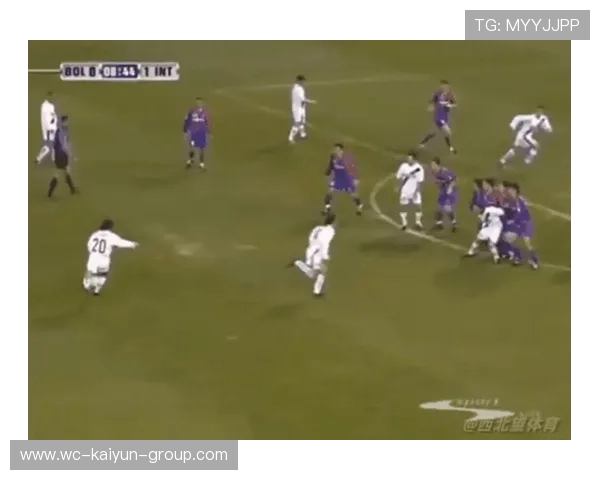 任意球短传配合突破人墙，随后传中破门得手——成为策略典范